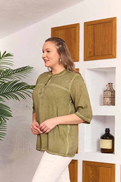 RMG Μπλούζα Χακί Plus Size - Λεπτομέρεια με παγιέτα γιακά