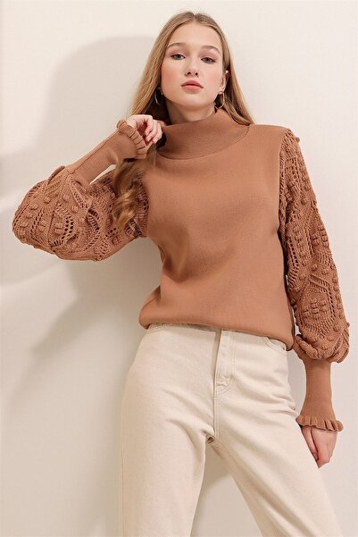 TRQOM Γυναικείο πουλόβερ με λεπτομέρεια Camel Lace Half Fisherman