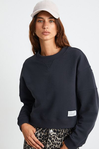 GRIMELANGE Anjali Oversize Fit 3 nitě zvýšený kulatý límec Dlouhý rukáv Ornamentální štítek Detailní antracitová mikina