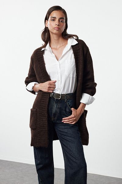 Trendyol Collection Brauner Strick-Cardigan mit breiter Passform – weicher Textur TWOAW25HI00275