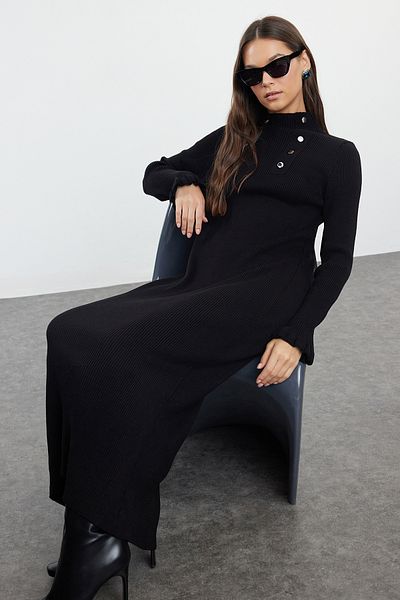 Trendyol Modest Žebrované úpletové šaty – černé, na knoflíky, doplněk TCTAW25EB00018