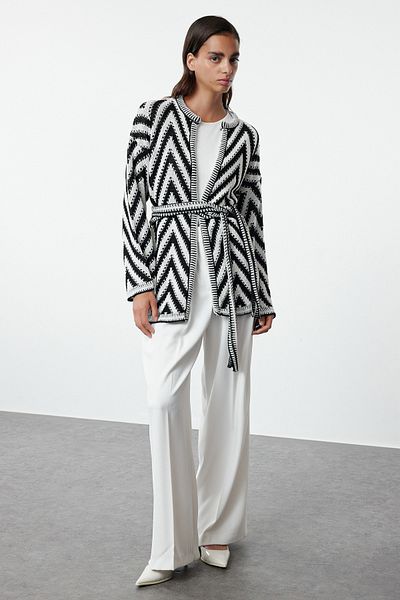 Trendyol Collection Strickjacke mit Zickzackmuster in Ecru – breite Passform und Gürtel TWOAW25HI00257