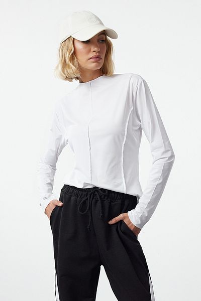 Trendyol Collection Bílý sportovní pletený top s mikroprošíváním a detailem reflektoru - Thmaw25Bz00004