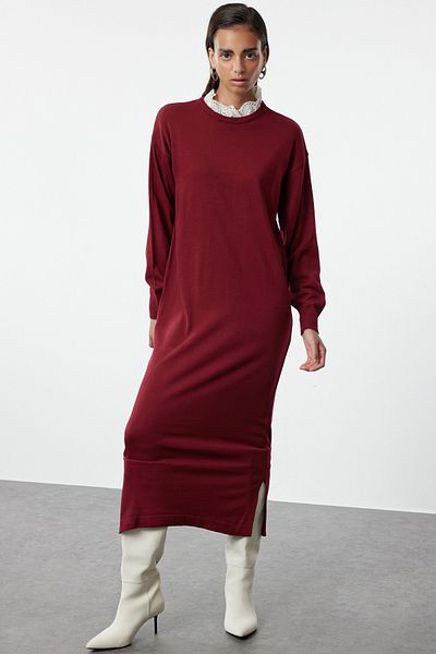 Trendyol Modest Burgunderrotes Strickkleid mit Brode-Kragen – TCTAW25EB00031