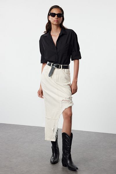 Trendyol Collection Джинсова спідниця міді асиметричного крою кольору екрю з пушком TWOAW22ET0140