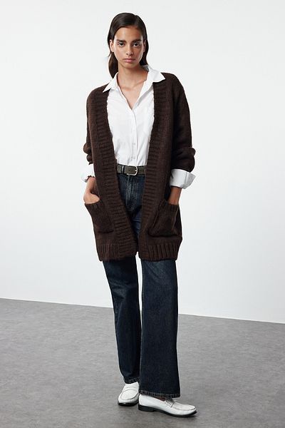 Trendyol Collection Brauner Strick-Cardigan mit breiter Passform – weicher Textur TWOAW25HI00275