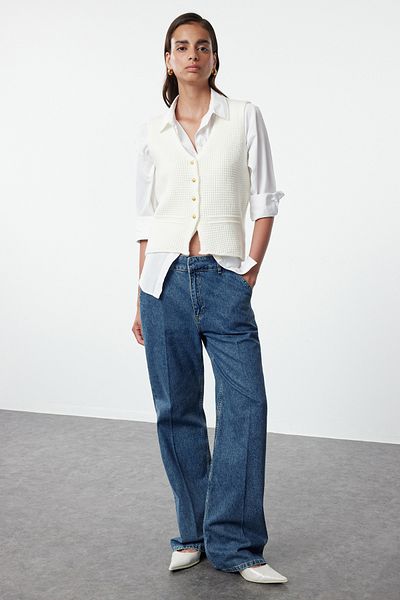 Trendyol Collection Ecru-Regulärweste mit V-Ausschnitt – weiche Textur, Knopfleiste TWOAW25YE00013