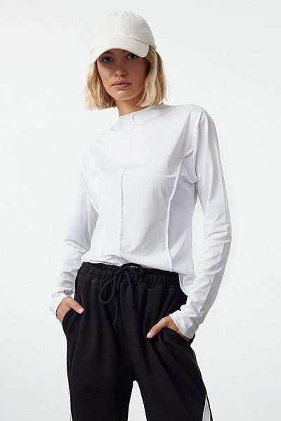 Trendyol Collection Bílý sportovní pletený top s mikroprošíváním a detailem reflektoru - Thmaw25Bz00004