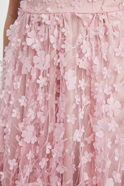 Trendyol Collection Stylové 3D květinové večerní šaty ve střihu do A - TPRSS24EL00228