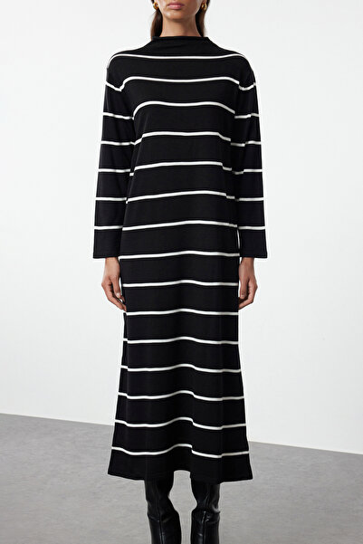 Trendyol Modest Pruhované černé úpletové šaty - stojáček Tctaw25eb00033