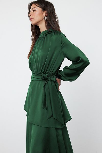 Trendyol Modest Dunkelgrünes Satin-Abendkleid mit Lagenrock - Tctss24db00050