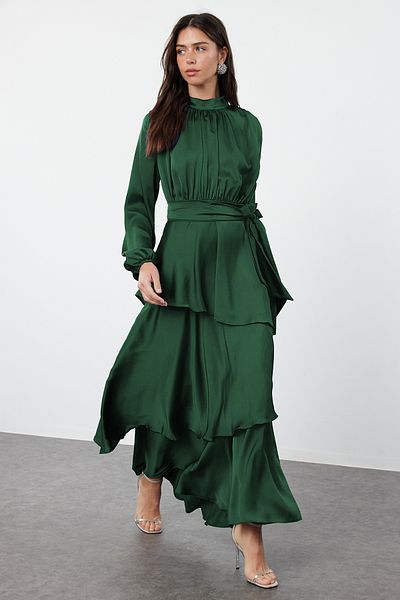 Trendyol Modest Dunkelgrünes Satin-Abendkleid mit Lagenrock - Tctss24db00050