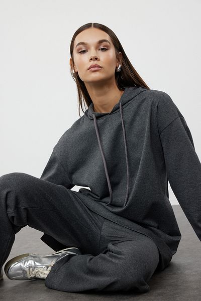 Trendyol Modest Übergroßes Trainingsanzugset aus Strick mit Kapuze in Anthrazit - TCTAW22EN0005