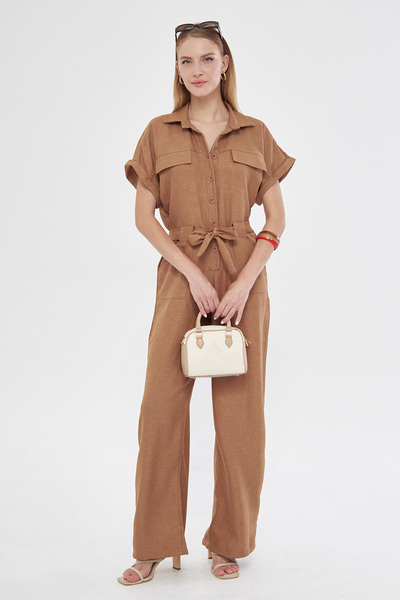 armonika Tan γυναικεία φόρμα Palazzo - Μπροστινά κουμπιά, ζώνη μέσης και τσέπες, μανίκι νυχτερίδα ARM-24Y 001105