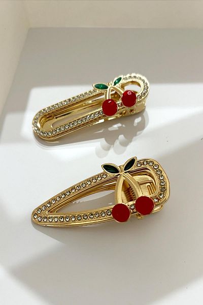 New Obsessions Σετ πλαϊνής πόρπης με ασύμμετρο μεταλλικό σφιγκτήρα με φιγούρα κερασιού και κρυστάλλινη πέτρα 2 τεμαχίων