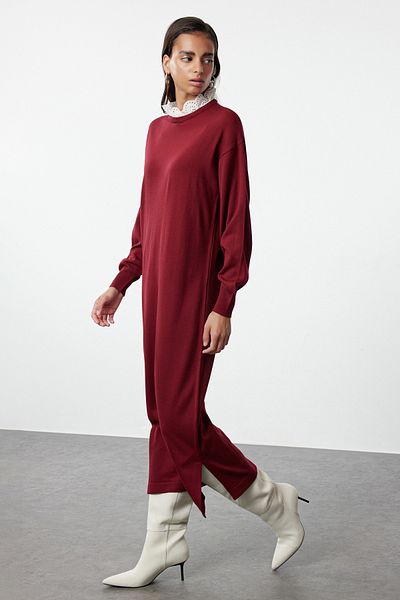 Trendyol Modest Burgunderrotes Strickkleid mit Brode-Kragen – TCTAW25EB00031