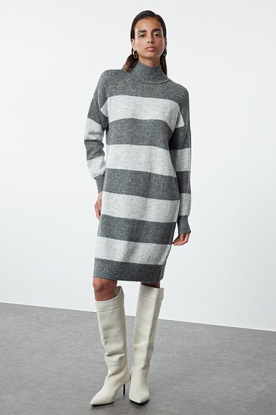 Trendyol Collection Širokoúhlé šedé úpletové mini svetrové šaty - stojáček Twoaw24El00059