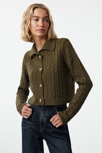 Trendyol Collection Kurzer Strickcardigan in Khaki mit Rollkragen - TWOAW22HI0344