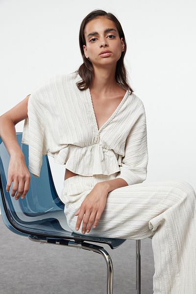 Trendyol Collection Ecrufarbene gewebte Bluse mit Schwungrad-Detail - TWOSS24BZ00480