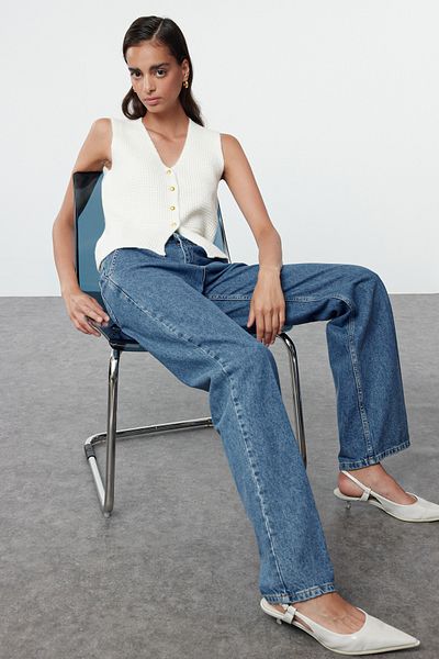 Trendyol Collection Ecru-Regulärweste mit V-Ausschnitt – weiche Textur, Knopfleiste TWOAW25YE00013