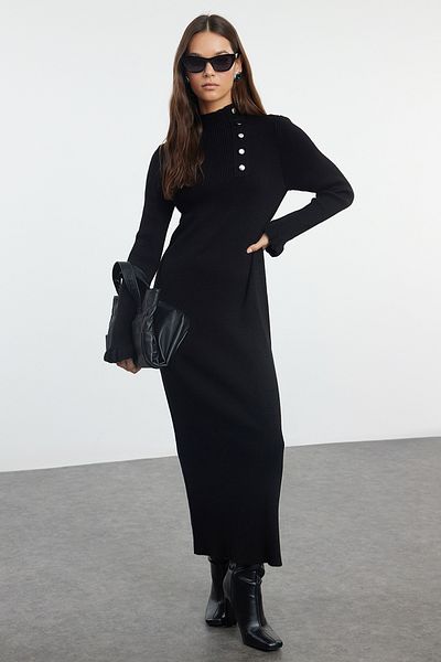 Trendyol Modest Žebrované úpletové šaty – černé, na knoflíky, doplněk TCTAW25EB00018