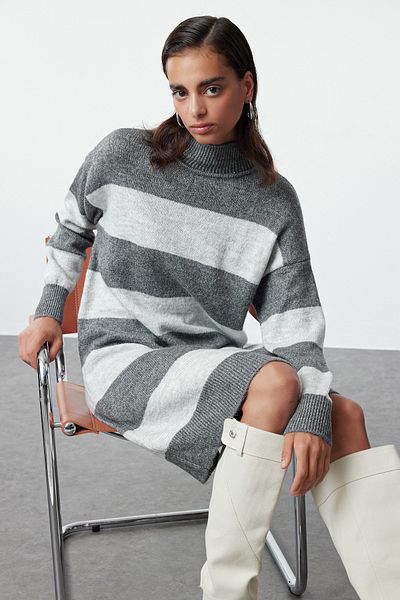 Trendyol Collection Širokoúhlé šedé úpletové mini svetrové šaty - stojáček Twoaw24El00059
