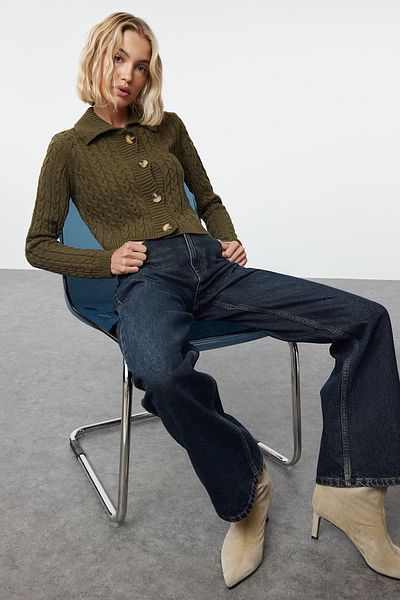 Trendyol Collection Kurzer Strickcardigan in Khaki mit Rollkragen - TWOAW22HI0344
