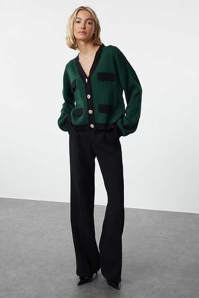 Trendyol Collection Smaragdgrüne Strickjacke mit V-Ausschnitt - Farbblock TWOAW24HI00161