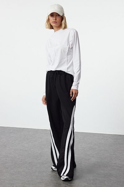 Trendyol Collection Schwarze Sport-Jogginghose mit weitem Bein und Streifendetail - THMAW25EA00000