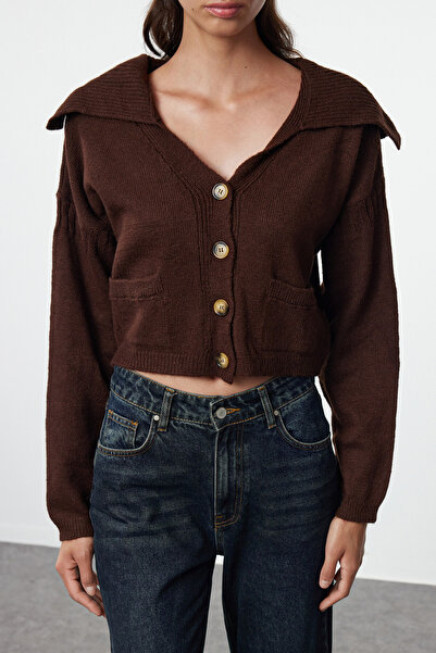 Trendyol Collection Hnědý pletený svetřík s rozepínacím límečkem - široký střih, měkká textura TWOAW25HI00040