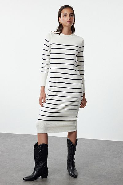 Trendyol Collection Prémiové úpletové šaty Ecru Midi – pruhované, speciální příze Twoaw25El00093