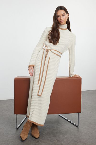 Trendyol Modest Mink színű, kőből készült öves kötöttáru ruha - TCTAW25EB00045