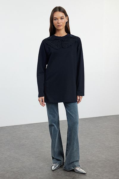 Trendyol Modest Pletená tunika v námořnické modré – detail límce, TCTAW25UK00001