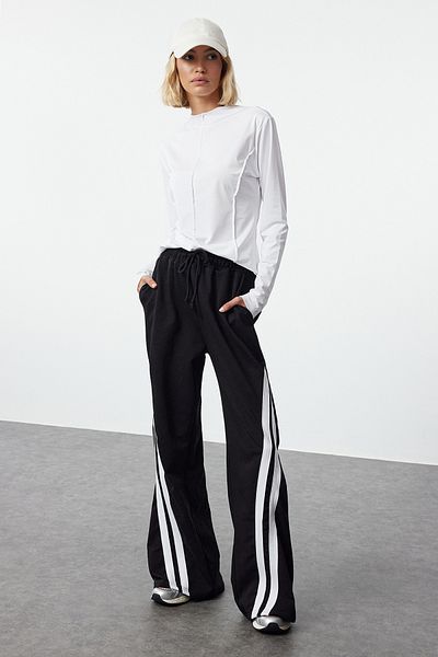 Trendyol Collection Schwarze Sport-Jogginghose mit weitem Bein und Streifendetail - THMAW25EA00000