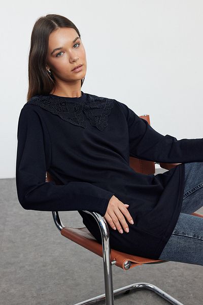 Trendyol Modest Pletená tunika v námořnické modré – detail límce, TCTAW25UK00001