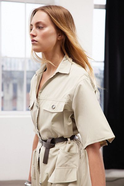 Trendyol Collection Beiger Mini-Gabardine-Jumpsuit - Hemdkragen und Taschendetail TWOSS24TU00036