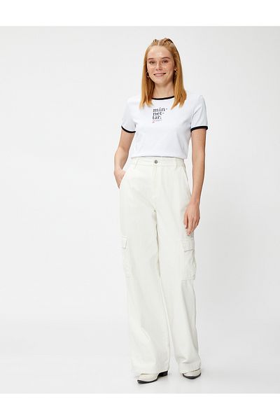 Koton T-Shirt με λαιμόκοψη Lûgat365 με άδεια πληρώματος - Λεπτομέρεια σωληνώσεων