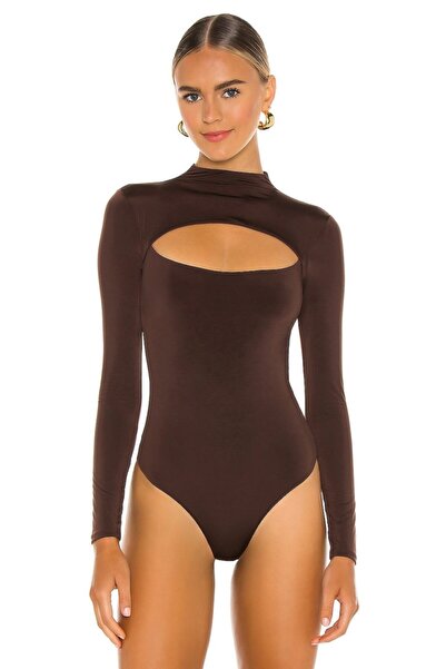 By Kul Design Καφέ μεταξωτό ζέρσεϊ κορμάκι με χαμηλό κούρεμα - Γυναικείο