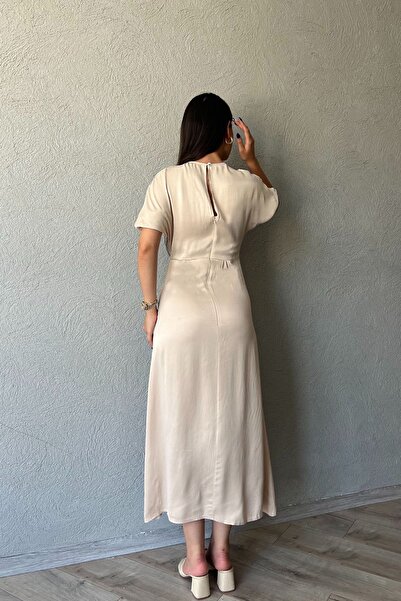 Seda Yalçın Atelier Σατέν Μπεζ Φόρεμα - Λεπτομέρεια με σχισμή μπροστά