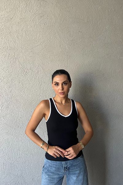 Seda Yalçın Atelier Μαύρο μονόχρωμο μπλουζάκι με λαιμόκοψη V