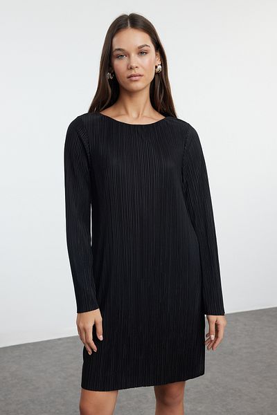 Trendyol Collection Pružné pletené - černé plisované minišaty, lodní krk Twoaw25el00233