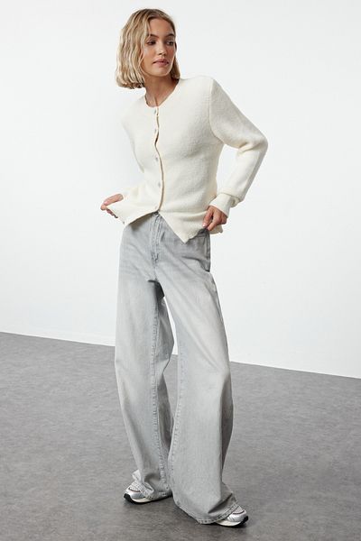 Trendyol Collection Extra weicher strukturierter Ecru-Strick-Cardigan - TWOAW25HI00119