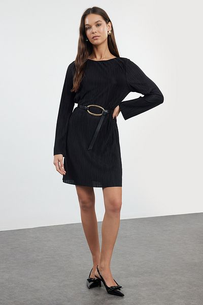 Trendyol Collection Pružné pletené - černé plisované minišaty, lodní krk Twoaw25el00233