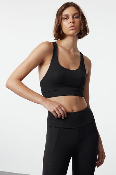 Trendyol Collection Biustonosz sportowy z dzianiny w kolorze czarnym, zapewniający wsparcie i modelowanie - detale z tyłu Thmaw25ss00006