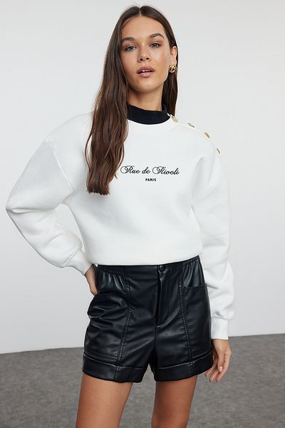 Trendyol Collection Ecru Slogan vyšívaná fleecová mikina - detail na knoflík, uvnitř silná TWOAW25SW00015