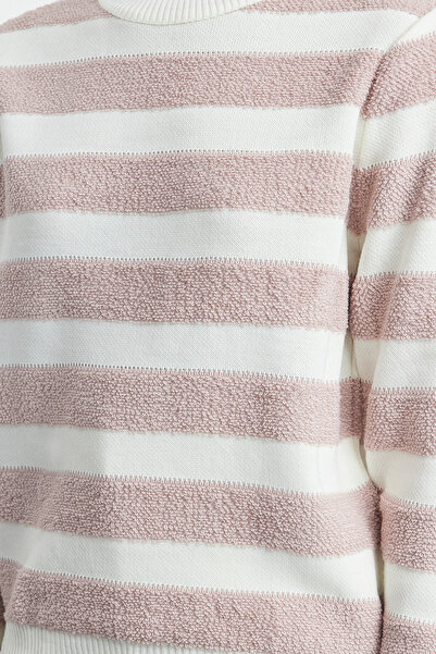 Trendyol Collection Sweter basic w paski w kolorze ecru - TWOAW25KZ00234