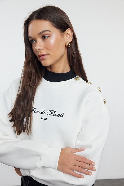 Trendyol Collection Ecru Slogan vyšívaná fleecová mikina - detail na knoflík, uvnitř silná TWOAW25SW00015