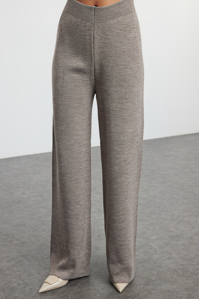 Trendyol Collection Set tricotat cu detalii de nasturi și croială largă, culoare gri-maro, cod TWOAW25AU00084