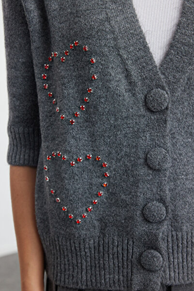 Trendyol Collection Vlněný pletený kardigan s vyšívaným kamenem - TWOAW25HI00217