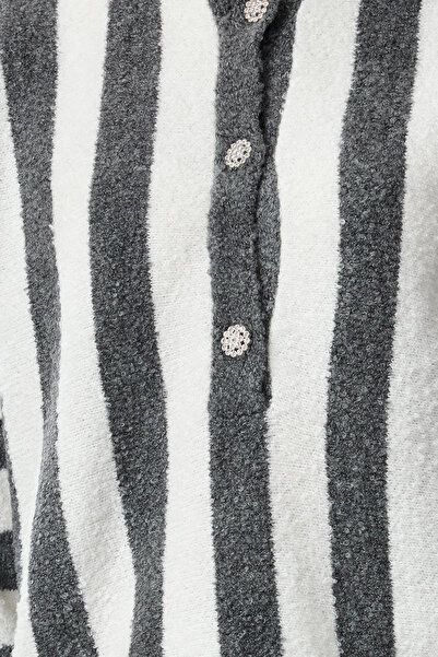 Trendyol Collection Pulover din tricot cu dungi gri închis cu textura moale - TWOAW25KZ00188